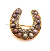 A VICTORIAN DIAMOND AND PEARL HORSESHOE BROOCH. THE THIRTEEN GRADUATED MULTI GREY / PEACH TONED SEED