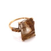 A 9CT HALLMARKED YELLOW GOLD AND RUTILATED QUARTZ DRESS RING WITH STONE SET SHOULDERS. FINGER SIZE