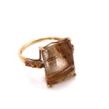 A 9CT HALLMARKED YELLOW GOLD AND RUTILATED QUARTZ DRESS RING WITH STONE SET SHOULDERS. FINGER SIZE