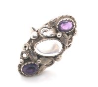 A VINTAGE MOONSTONE AND AMETHYST FOLIATE ART NOUVEAU STYLE RING. UNHALLMARKED AND ASSESSED AS