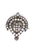 AN ANTIQUE CRUCIFORM HEART BROOCH, SET WITH CUT PASTE STONES IN A SILVER PLATED MOUNT, WITH A