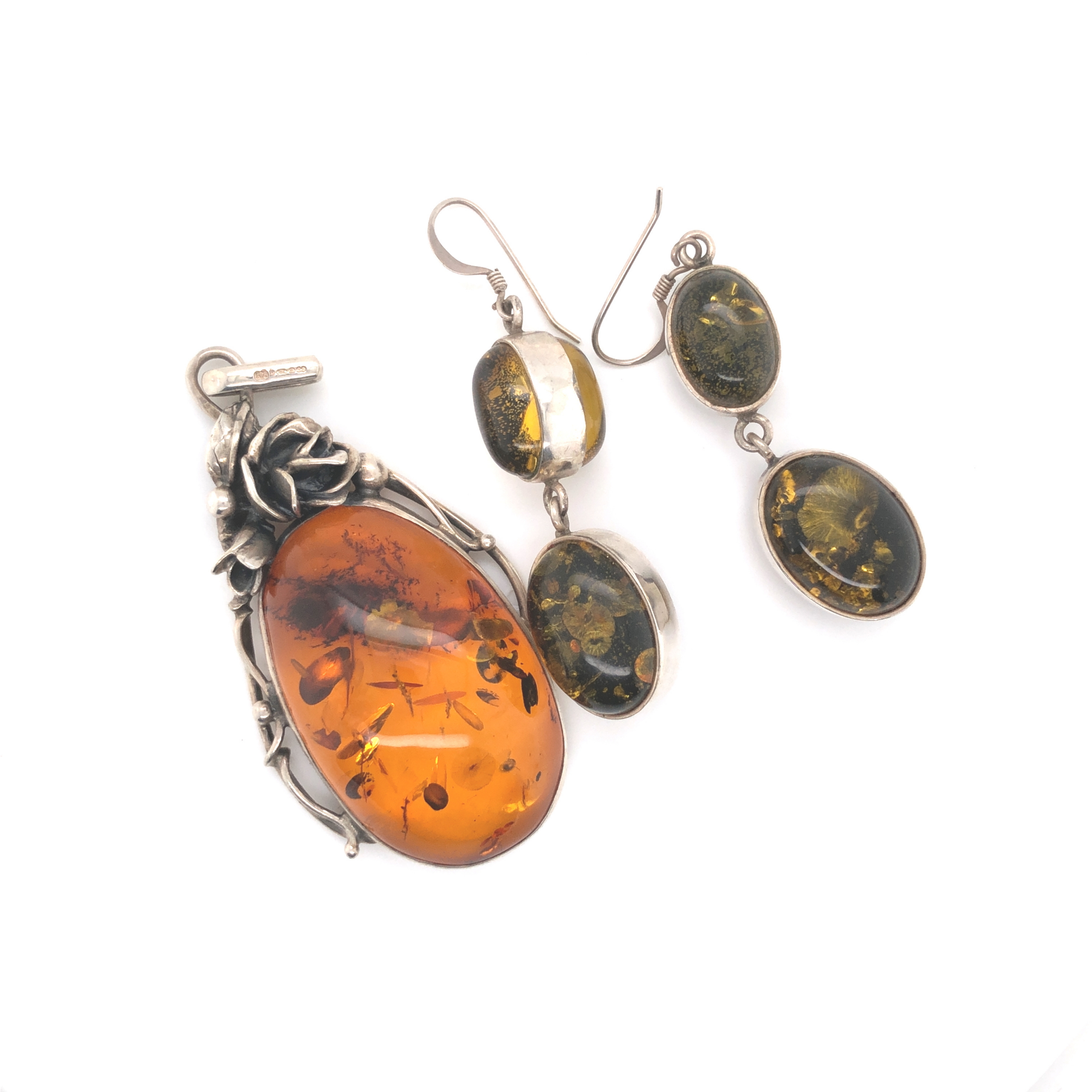 A HALLMARKED SILVER AND AMBER FOLIATE DESIGN DROP PENDANT. LENGTH INCLUDING BAIL 7cms. WEIGHT 17. - Image 2 of 2