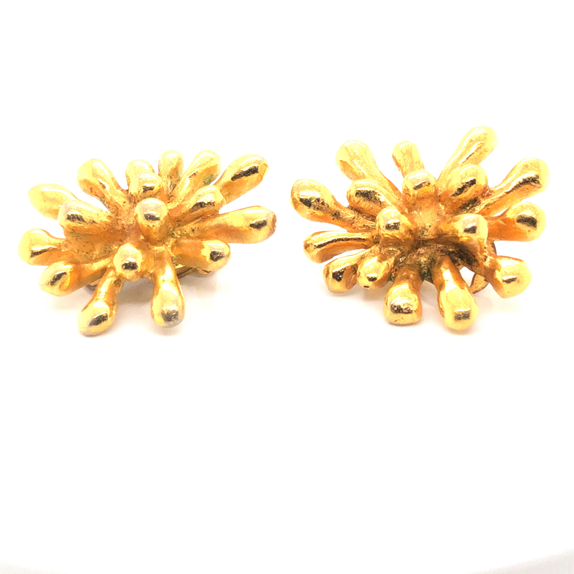 A PAIR OF VINTAGE CHRISTIAN LACROIX GOLD PLATED CLIP ON EARRINGS, SIGNED AND STAMPED TO REVERSE MADE - Image 5 of 7