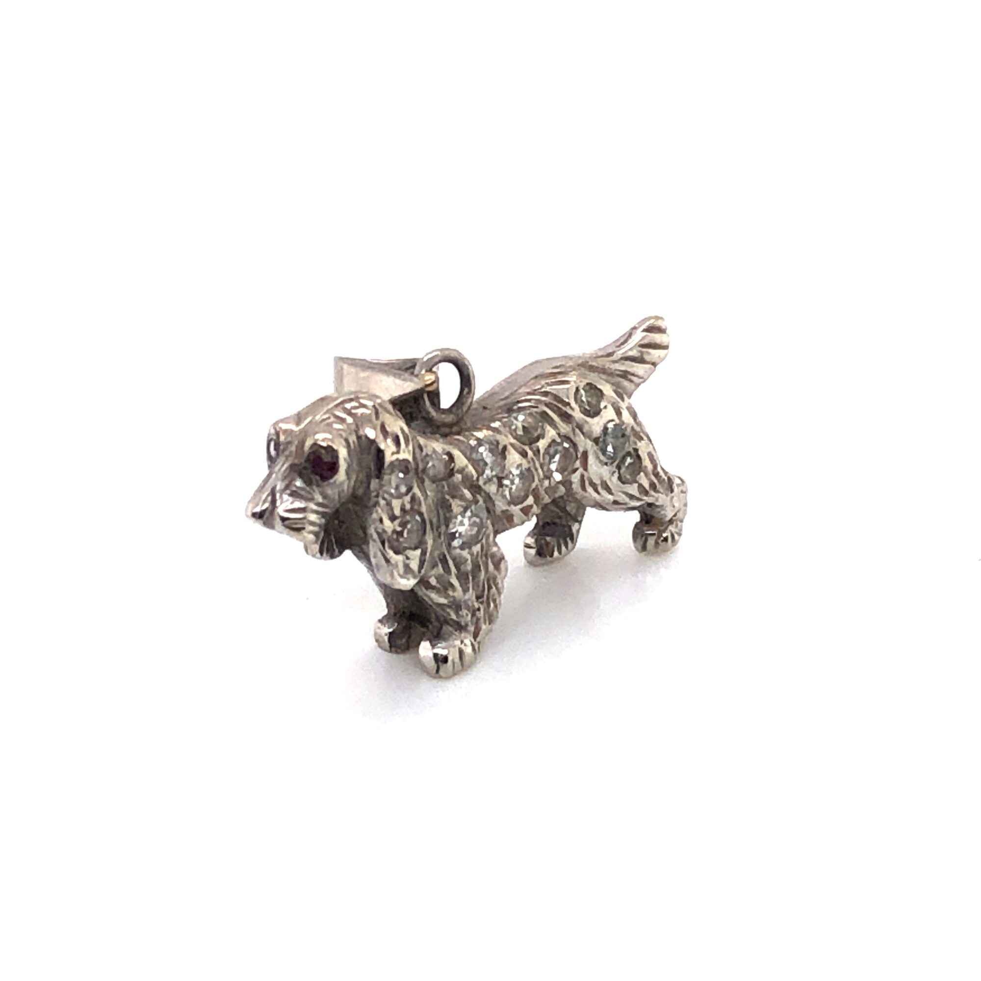 A DIAMOND SET VINTAGE SPANIEL PENDANT. THE BODY OF THE SPANIEL SET WITH ELEVEN DIAMONDS AND THE HEAD - Image 5 of 7