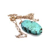 A VINTAGE FIGARO CHAIN HOLDING A TURQUOISE MATRIX PENDANT WITH GOLD FITTINGS. THE CHAIN STAMPED