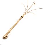 A VINTAGE PROPELLING COCKTAIL SWIZZLE STICK. UNMARKED AND ASSESSED AS 9ct, 375 GOLD. LENGTH WHEN
