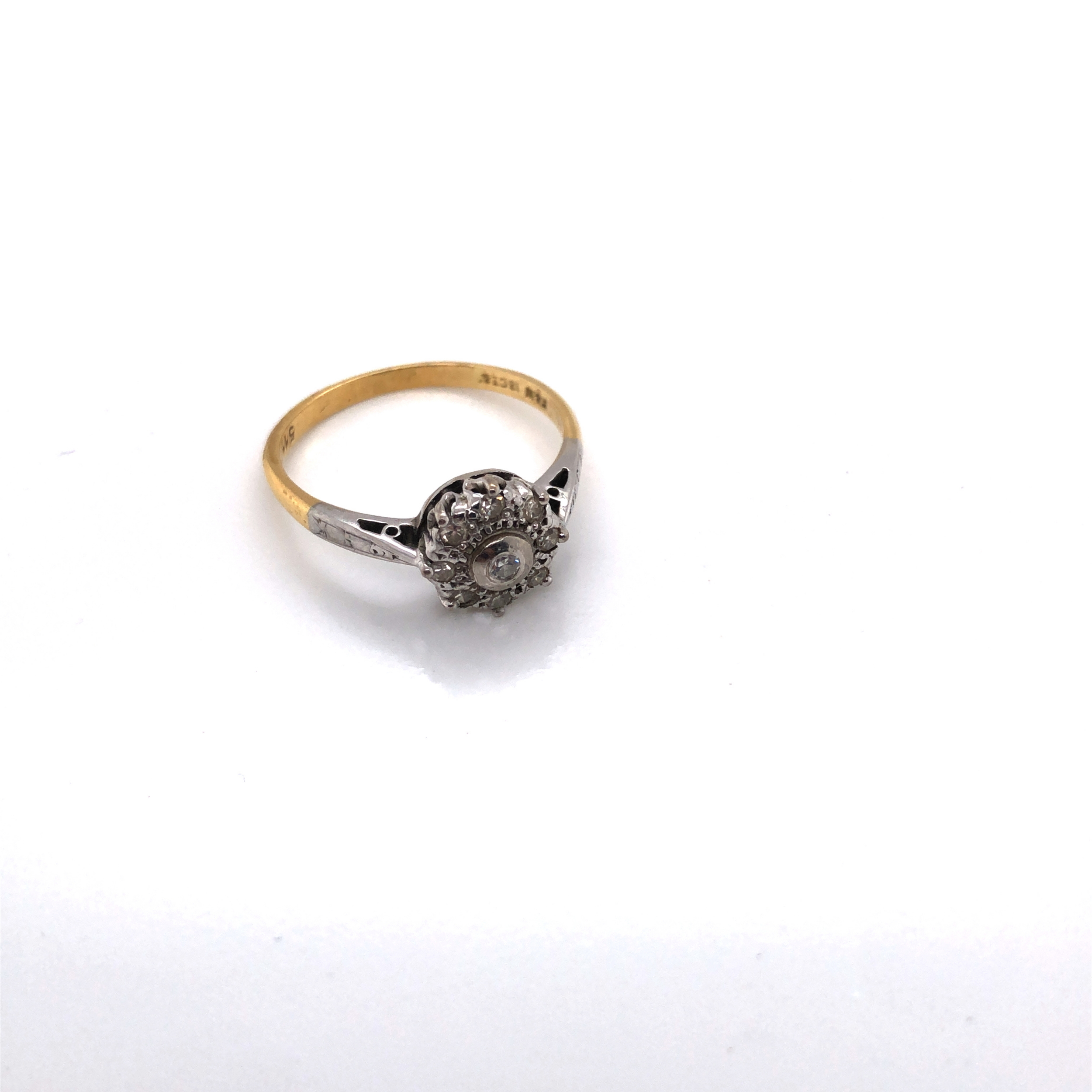 A VINTAGE 18ct YELLOW AND WHITE GOLD DIAMOND RING. THE INSIDE SHANK STAMPED 511, E & W, 18ct & OTHER - Image 2 of 6