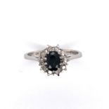 A VINTAGE 18ct WHITE GOLD HALLMARKED, DATED 1966, BIRMINGHAM. SAPPHIRE CLUSTER RING. THE CENTRAL
