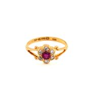 AN ANTIQUE HALLMARKED YELLOW GOLD RUBY AND DIAMOND DAISY CLUSTER RING. THE CENTRAL RUBY APPROX 3mm