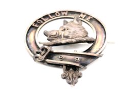 A VICTORIAN HALLMARKED SILVER CAMPBELL CLAN BADGE/ BROOCH/ KILT PIN. DATED 1901 BIRMINGHAM, FOR