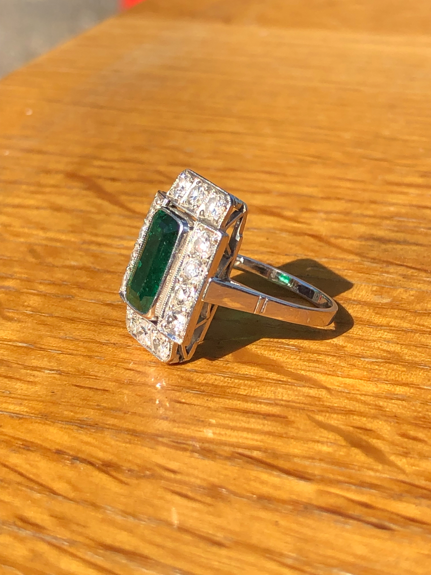 AN ART DECO EMERALD AND DIAMOND PANEL RING. THE LOZENGE SHAPE EMERALD APPROX 11 X 6mm, SURROUNDED BY - Image 3 of 10