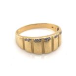 A GENTS DIAMOND SET GRADUATED PANEL RING IN YELLOW GOLD. HALF THE BORDER SET WITH TEN SMALL