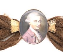 A LATE GEORGIAN PORTRAIT MINIATURE AND WOVEN HAIR BRACELET IN A 14ct YELLOW GOLD FRAME WITH