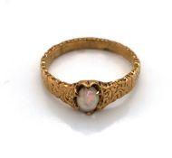 AN ANTIQUE 18ct GOLD SINGLE STONE OPAL RING IN A SIX CLAW SETTING WITH A SCROLL ENGRAVED BAND.