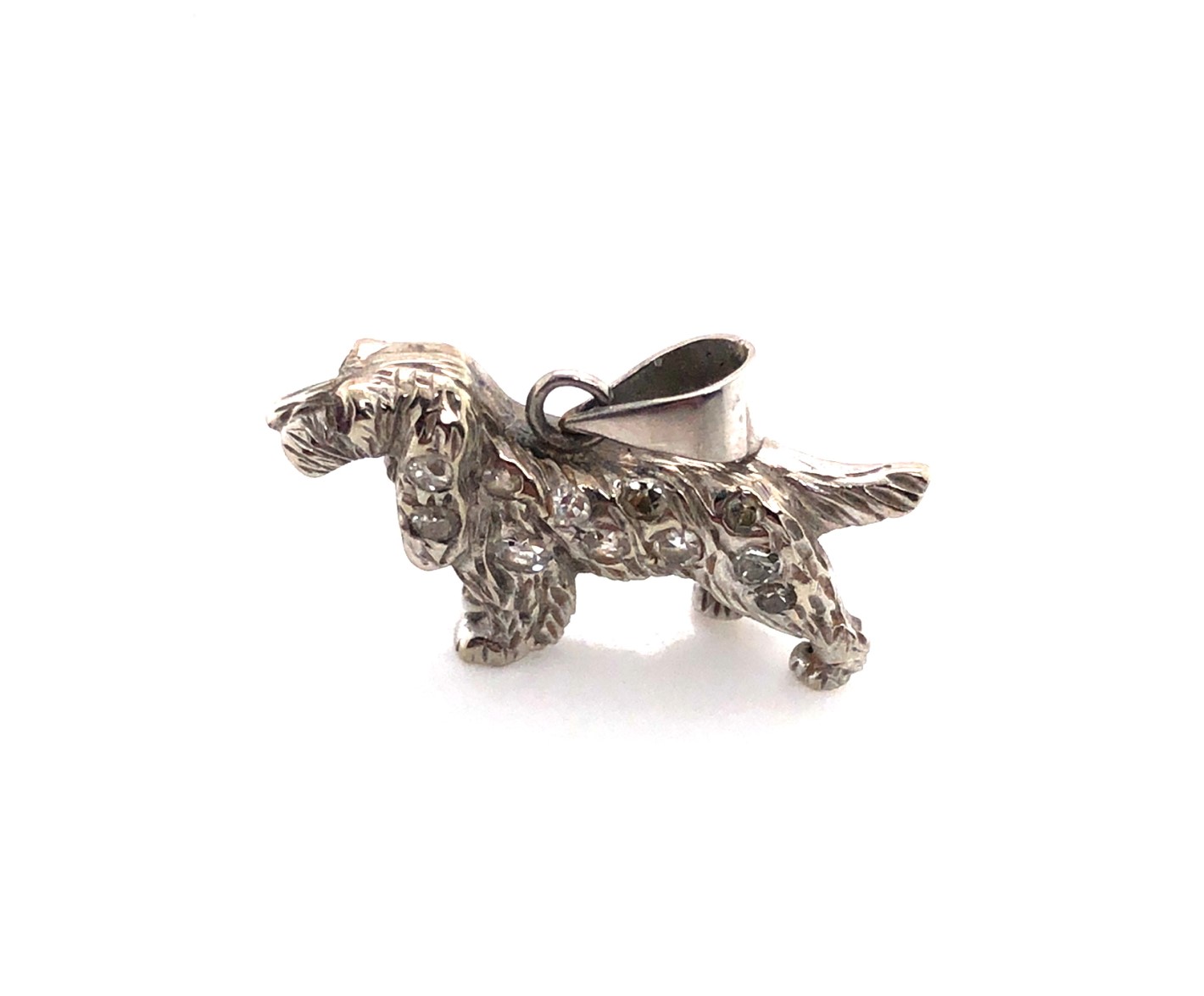 A DIAMOND SET VINTAGE SPANIEL PENDANT. THE BODY OF THE SPANIEL SET WITH ELEVEN DIAMONDS AND THE HEAD