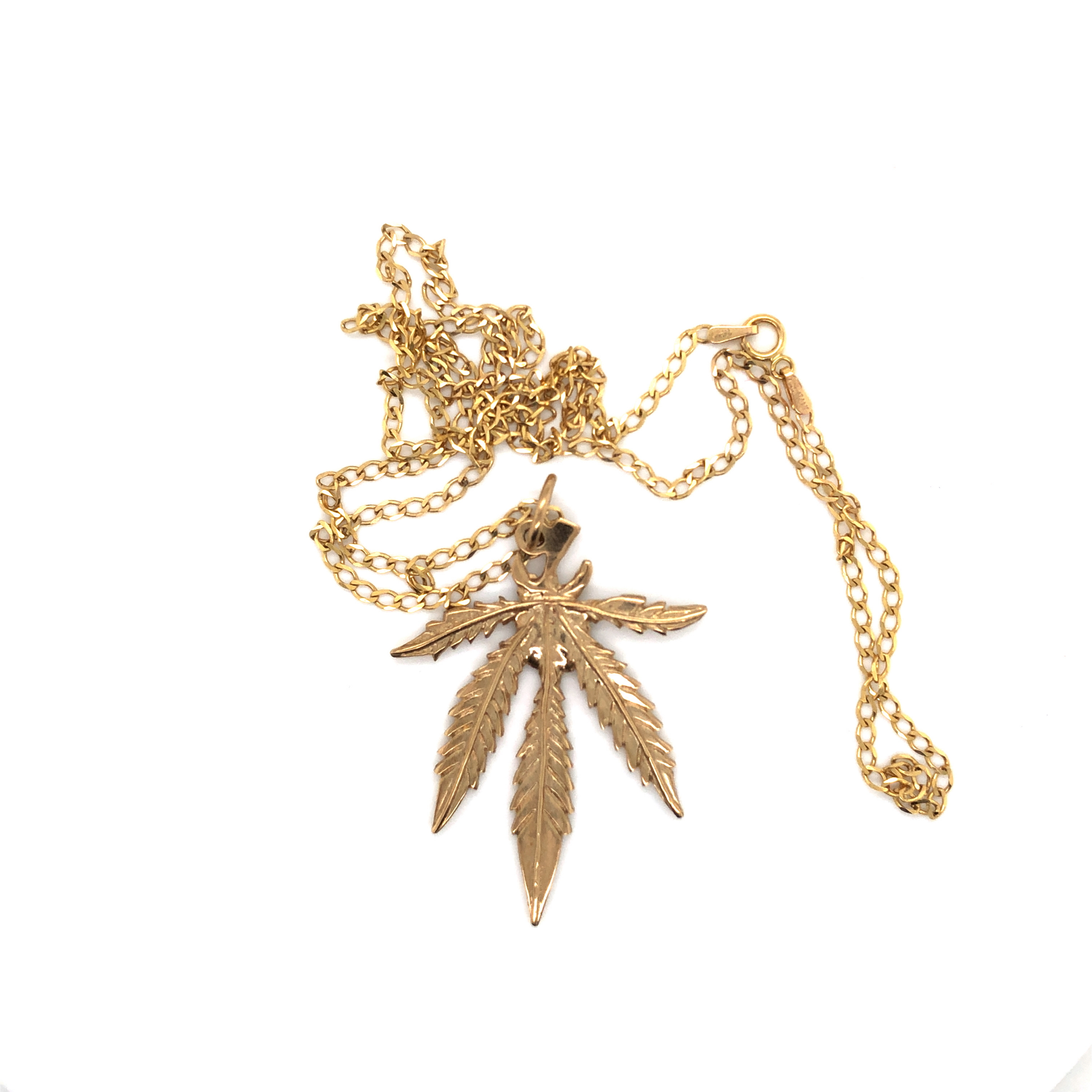 A 9ct GOLD HALLMARKED MARIJUANA PENDANT SUSPENDED ON A 9ct HALLMARKED GOLD CURB CHAIN. PENDANT - Image 3 of 3