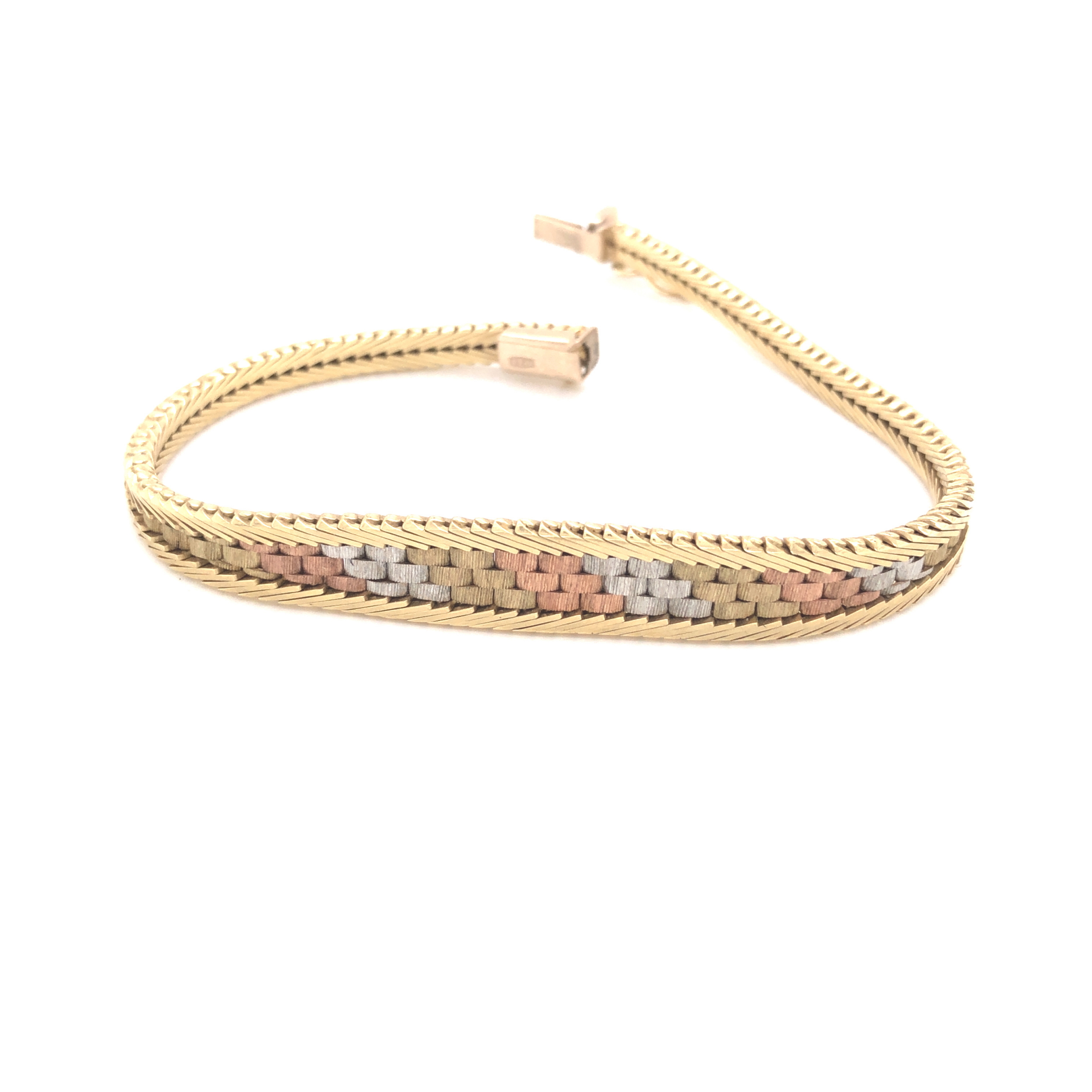 A VINTAGE THREE COLOUR RED, YELLOW AND WHITE BRICK STYLE GRADUATED BRACELET. THE CLASP STAMPED 9kt