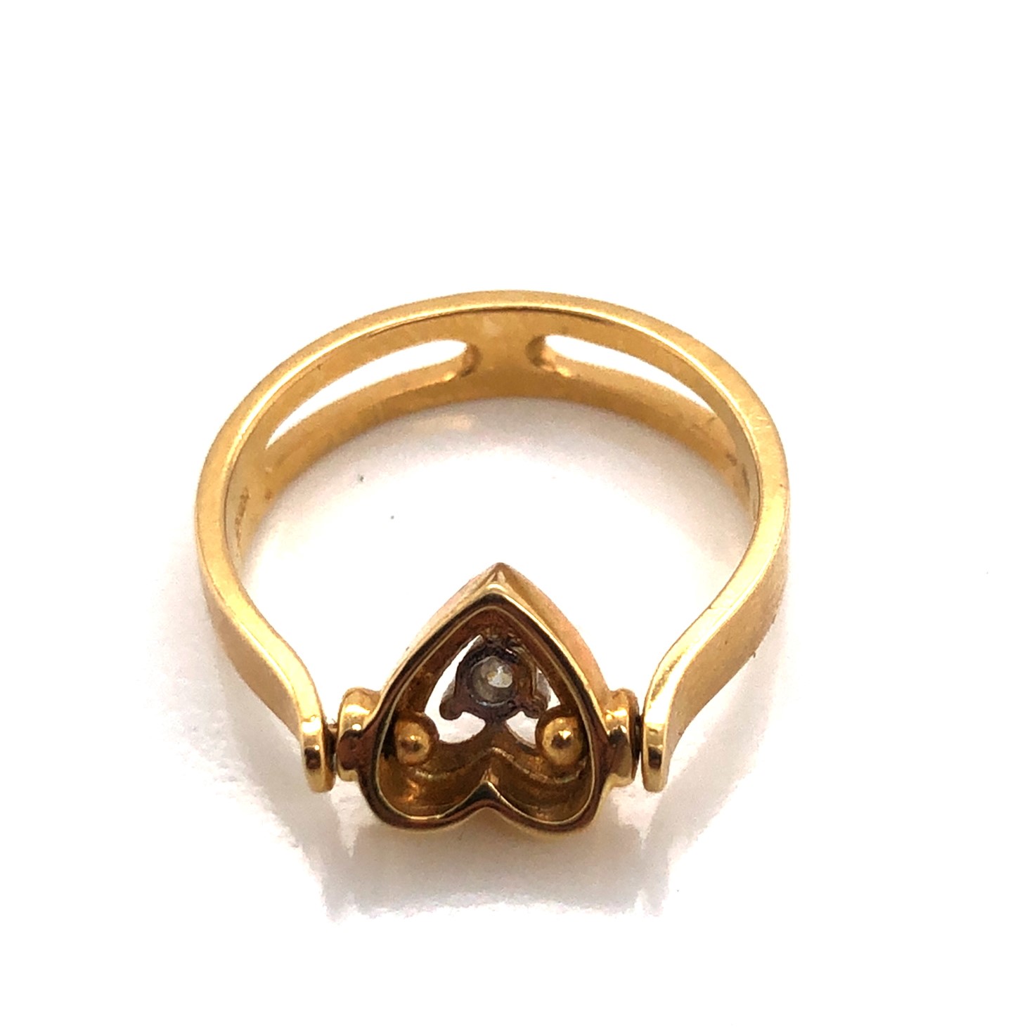 A DIAMOND SET HEART SHAPE SPINNER RING. UNHALLMARKED STAMPED 18ct AND ASSESSED AS 18ct YELLOW - Image 2 of 2