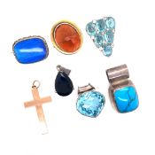 A COLLECTION OF VINTAGE AND LATER PENDANTS AND BROOCHES TO INCLUDE A SILVER AND BLUE TOPAZ PENDANT