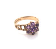 A 9ct YELLOW GOLD HALLMARKED SEVEN STONE AMETHYST CLUSTER RING. DATED 1972, BIRMINGHAM. FINGER