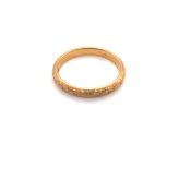 A VINTAGE 22ct YELLOW GOLD HALLMARKED APPLE BLOSSOM WEDDING RING. THE BAND DATED 1940, LONDON FOR