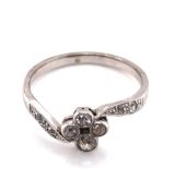 A VINTAGE FOUR STONE OLD CUT DIAMOND CLUSTER RING WITH DIAMOND SET SHOULDERS. UNHALLMARKED AND