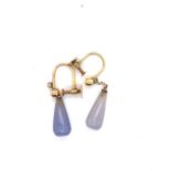 A PAIR OF VINTAGE SCREW BACK CHALCEDONY EAR DROPS. THE SCRE BACK STAMPED 9ct AND ASSESSED AS 9ct