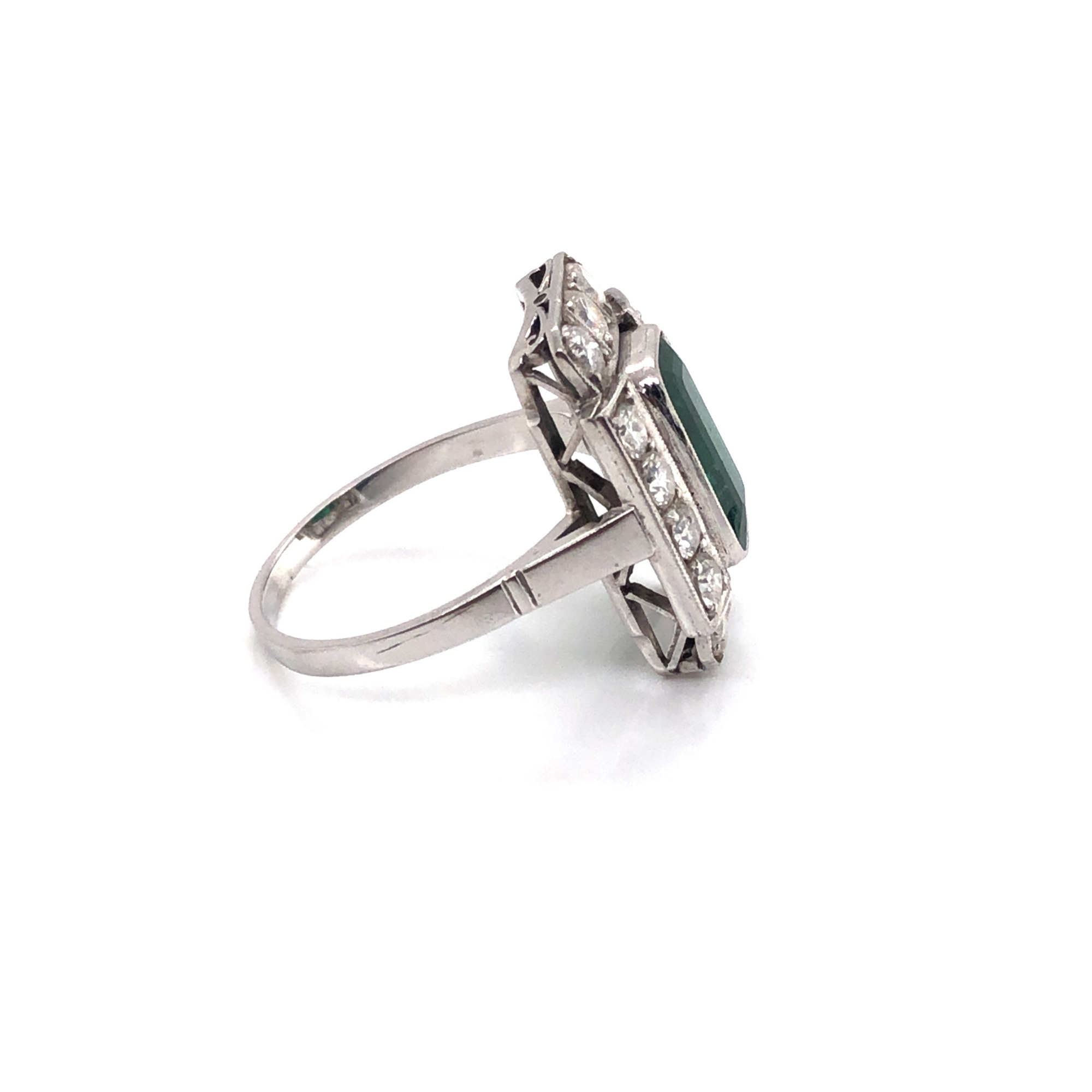 AN ART DECO EMERALD AND DIAMOND PANEL RING. THE LOZENGE SHAPE EMERALD APPROX 11 X 6mm, SURROUNDED BY - Image 8 of 10