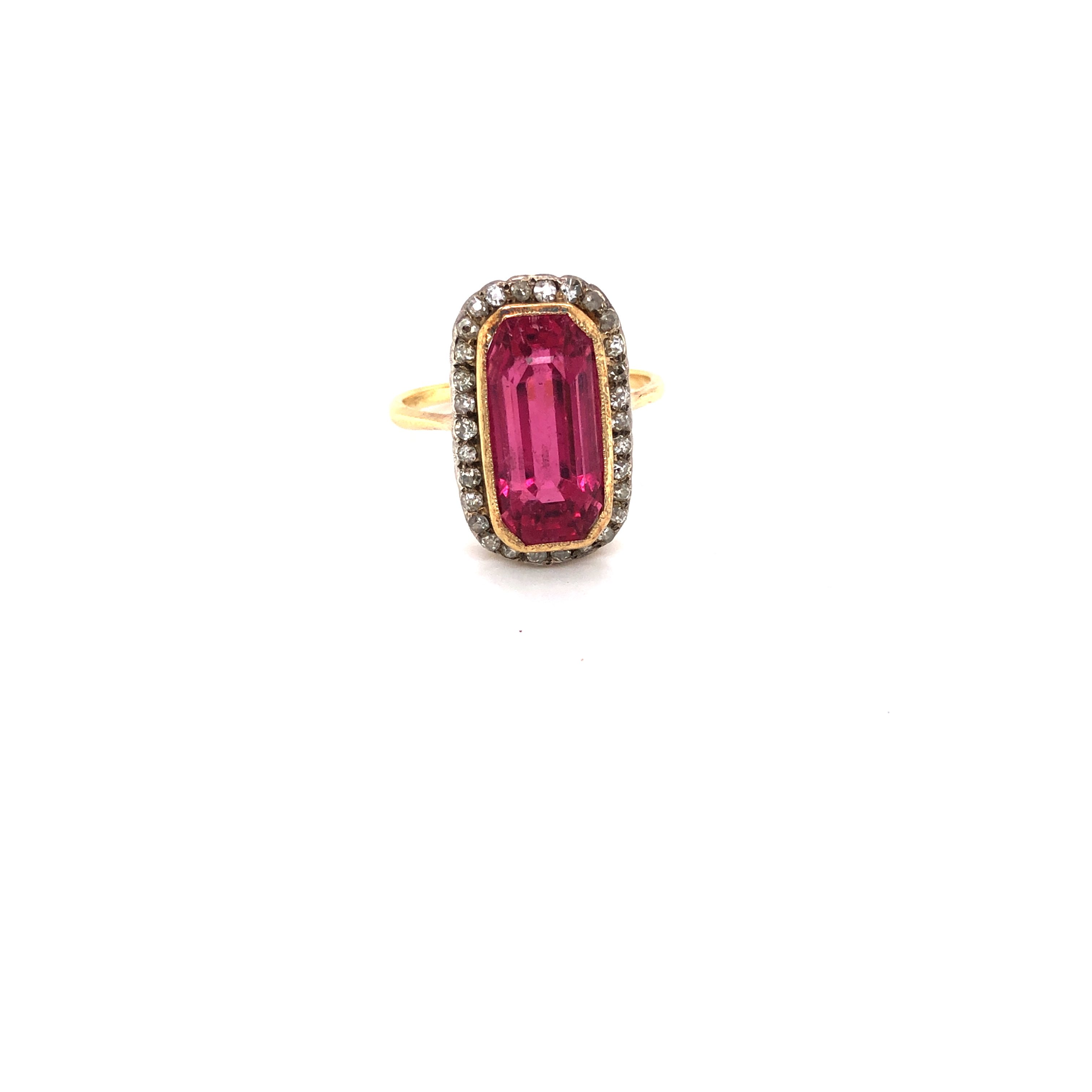 AN ANTIQUE ART DECO PINK TOURMALINE AND DIAMOND LOZENGE RING. THE PINK TOURMALINE MEASURING APPROX - Image 3 of 3