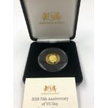 A 2020 75th ANNIVERSARY OF VE DAY QUARTER OUNCE GOLD PROOF COIN. 22ct GOLD, 22.5mm DIAMETER, OBVERSE
