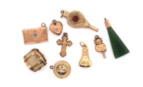 A GROUP OF ANTIQUE AND LATER VARIOUS 9ct GOLD CHARMS TO INCLUDE AN OPENING ENVELOPE WITH AN INSET