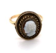 AN ANTIQUE CARVED HARDSTONE PORTRAIT CAMEO POSSIBLY SHAKESPEARE. UNHALLMARKED AND ASSESSED AS 9ct,