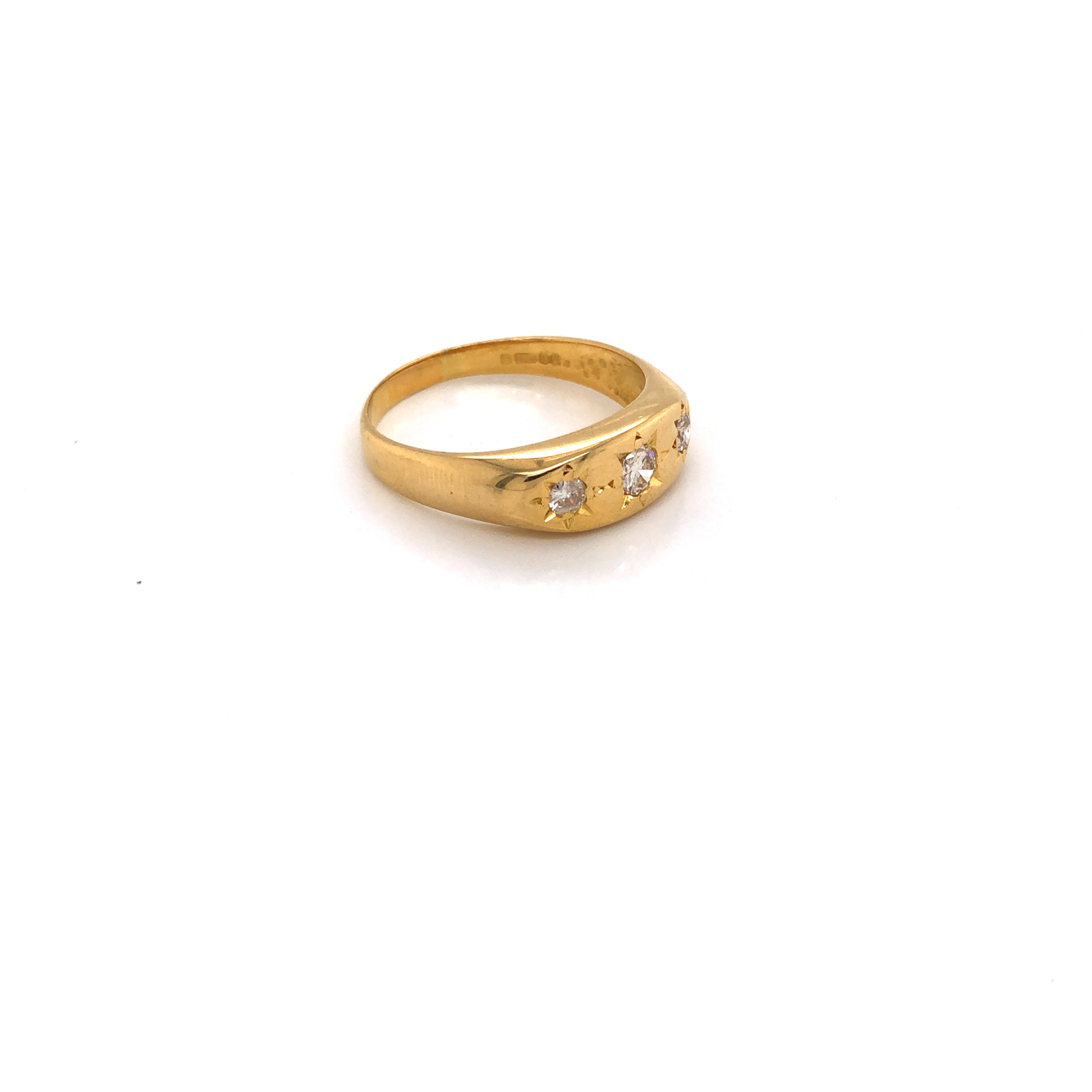 AN 18ct YELLOW GOLD HALLMARKED THREE STONE DIAMOND GYPSY RING. DATED 1982, LONDON. APPROX - Image 2 of 2