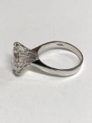 AN 18ct HALLMARKED WHITE GOLD LARGE CUBIC ZIRCONIA COCKTAIL SOLITAIRE RING. THE LARGE CENTRE STONE