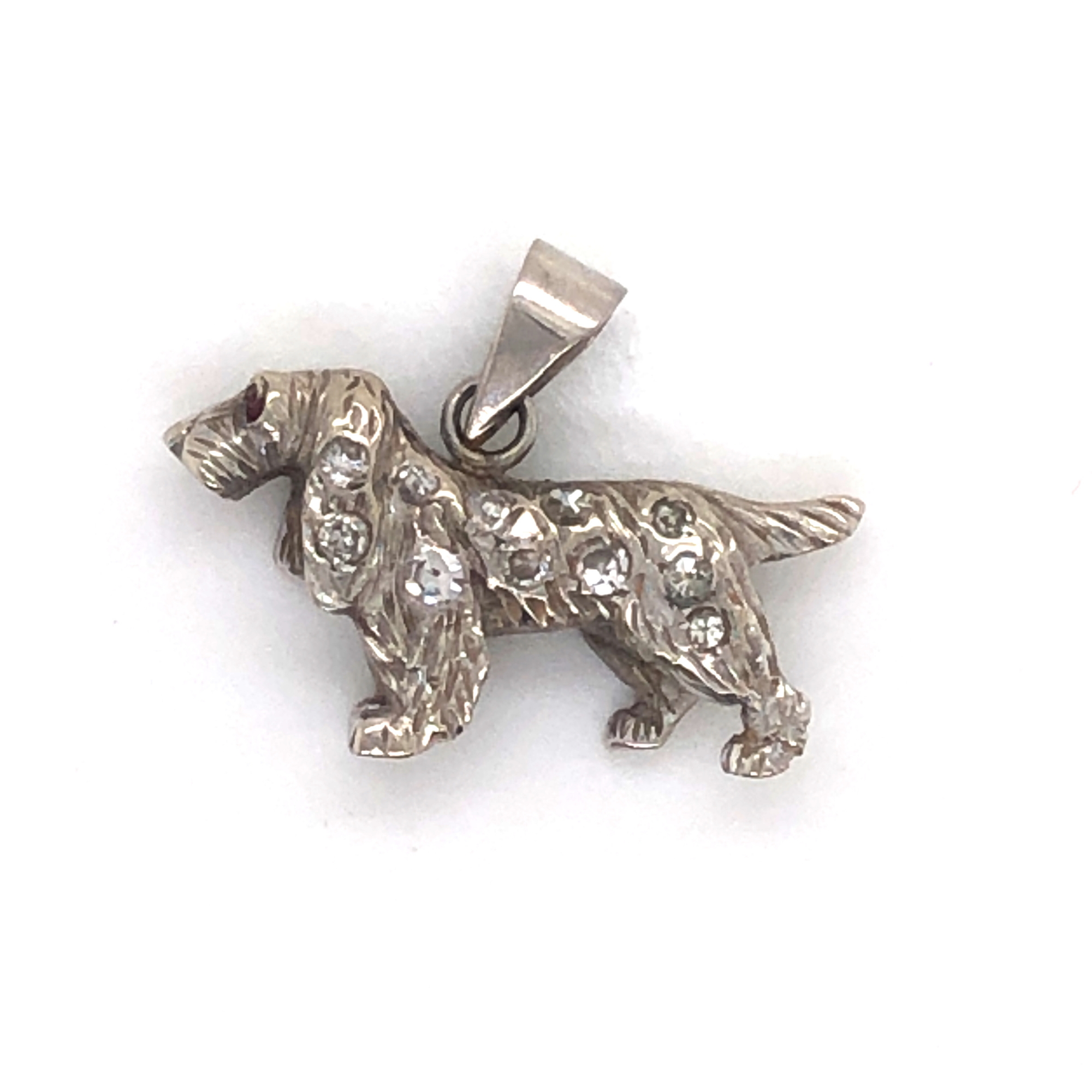 A DIAMOND SET VINTAGE SPANIEL PENDANT. THE BODY OF THE SPANIEL SET WITH ELEVEN DIAMONDS AND THE HEAD - Image 3 of 7