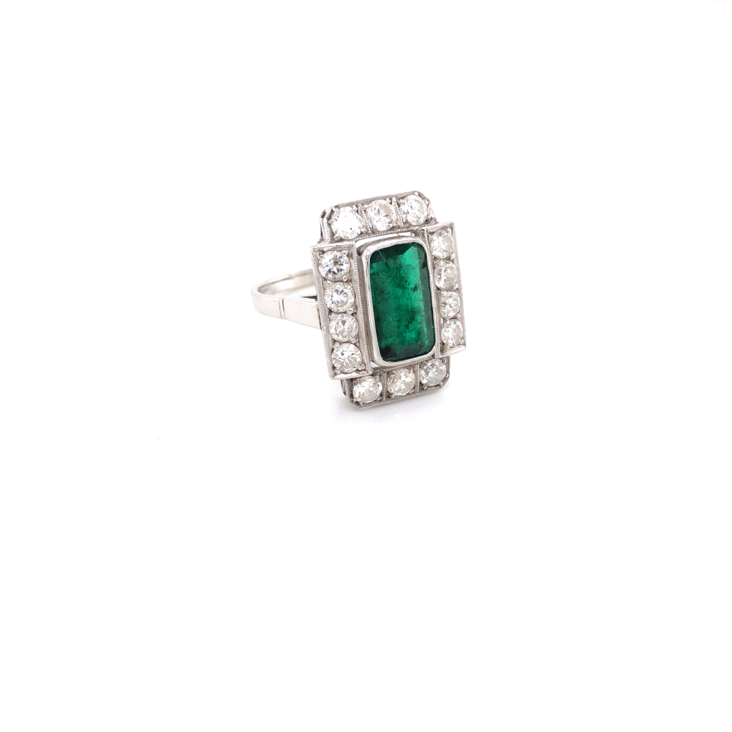 AN ART DECO EMERALD AND DIAMOND PANEL RING. THE LOZENGE SHAPE EMERALD APPROX 11 X 6mm, SURROUNDED BY - Image 10 of 10