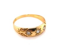 AN ANTIQUE HALLMARKED 18ct YELLOW GOLD THREE STONE OLD CUT DIAMOND GYPSY SET RING, THE DATE LETTER