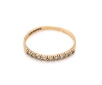 A VINTAGE 9ct YELLOW HALLMARKED GOLD AND NINE STONE CUBIC ZIRCONIA HALF ETERNITY RING. FINGER SIZE P