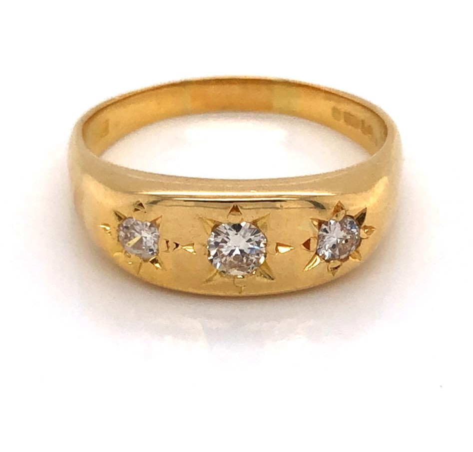 AN 18ct YELLOW GOLD HALLMARKED THREE STONE DIAMOND GYPSY RING. DATED 1982, LONDON. APPROX