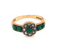 A VINTAGE 9ct YELLOW GOLD HALLMARKED TURQUOISE AND SEED PEARL RING. DATED 1987, LONDON. FINGER