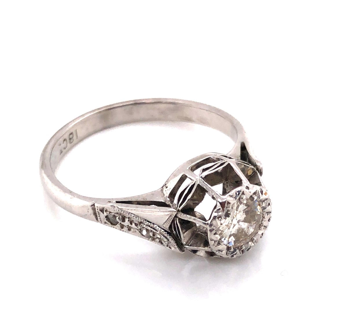 A VINTAGE DIAMOND SOLITAIRE RING COMPLETE WITH ROSE CUT DIAMOND SET SHOULDERS. THE PRINCIPLE DIAMOND