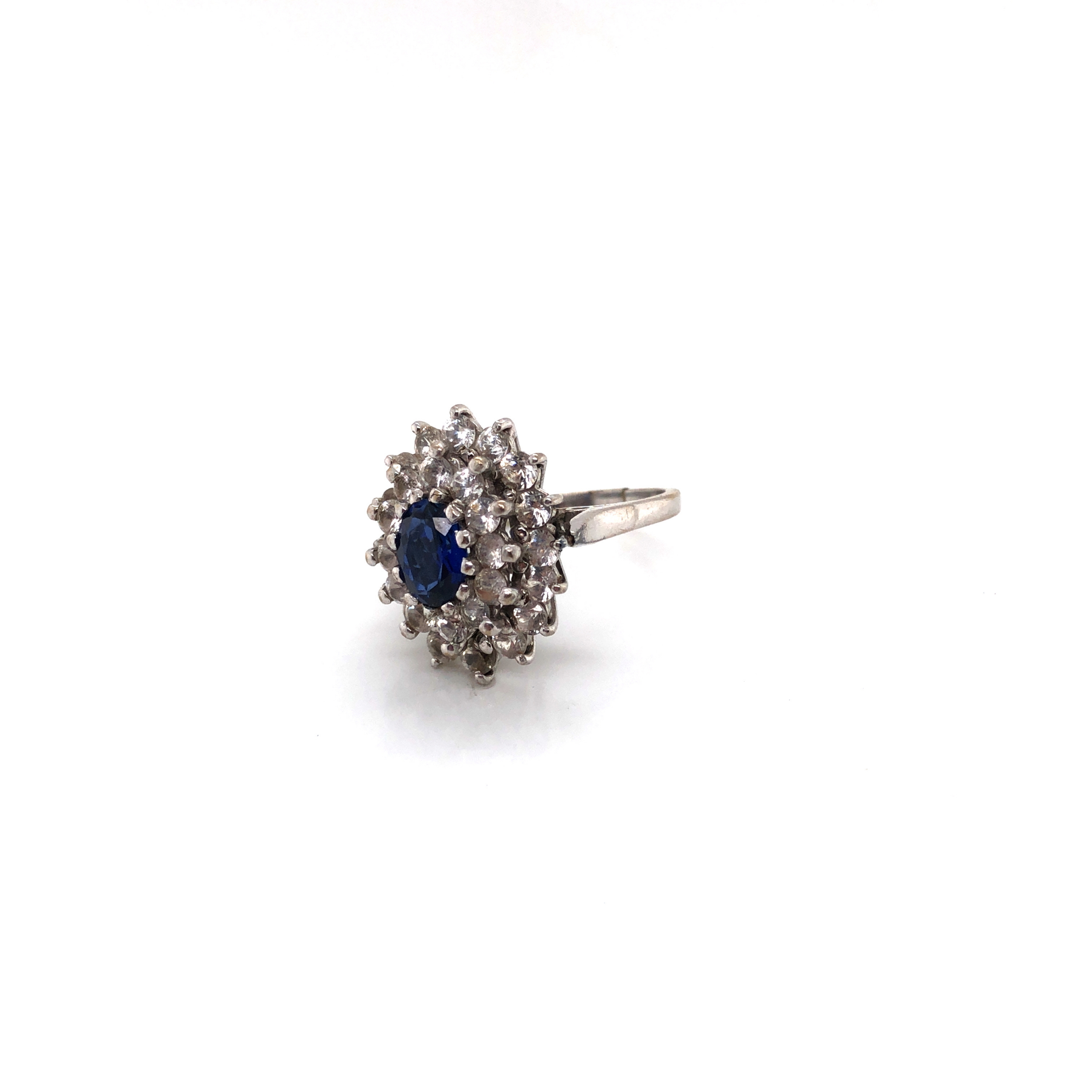 A VINTAGE 18ct WHITE GOLD HALLMARKED SAPPHIRE AND CUBIC ZIRCONIA ASCENDING DOUBLE CLUSTER RING. - Image 2 of 2