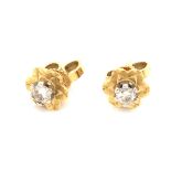 A PAIR OF 18ct GOLD HALLMARKED DIAMOND STUD EARRINGS. EACH DIAMOND HELD IN A SIX CLAW SETTING