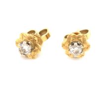 A PAIR OF 18ct GOLD HALLMARKED DIAMOND STUD EARRINGS. EACH DIAMOND HELD IN A SIX CLAW SETTING
