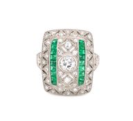 AN EMERALD AND DIAMOND ART DECO STYLE PANEL RING. THE CENTRAL DIAMOND AND OLD CUT APPROX WEIGHT 0.