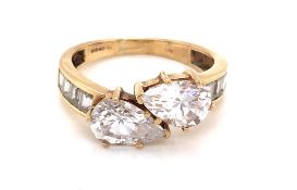 A 9ct YELLOW GOLD HALLMARKED, CUBIC ZIRCONIA TOI ET MOI RING. DATED 1989, LONDON. FINGER SIZE O 1/2.