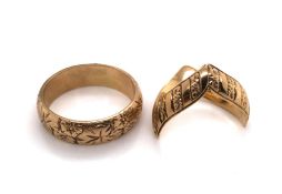 A VINTAGE 9ct YELLOW GOLD HALLMARKED, FLORAL ENGRAVED WEDDING RING. DATED 1986, BIRMINGHAM FINGER
