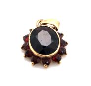 A VINTAGE PYROPE GARNET CLUSTER PENDANT. STAMPED 9.375, AND ASSESSED AS 9ct YELLOW GOLD. DROP 2.1cms