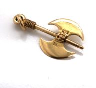 A VIKING AXE PENDANT CHARM. STAMPED 585 AND ASSESSED AS 14ct YELLOW GOLD. LENGTH 2.3cms. WEIGHT 1.