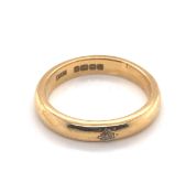 AN 18ct HALLMARKED YELLOW GOLD AND DIAMOND SET RING. THE OLD CUT DIAMOND APPROX 0.05cts. DATED 1932,